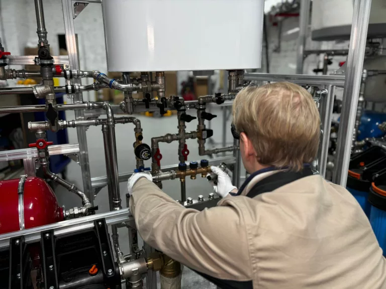 Évacuation des condensats d’une chaudière : siphon, pente et raccordement à contrôler Évacuation des condensats d’une chaudière : siphon, pente et raccordement à contrôler