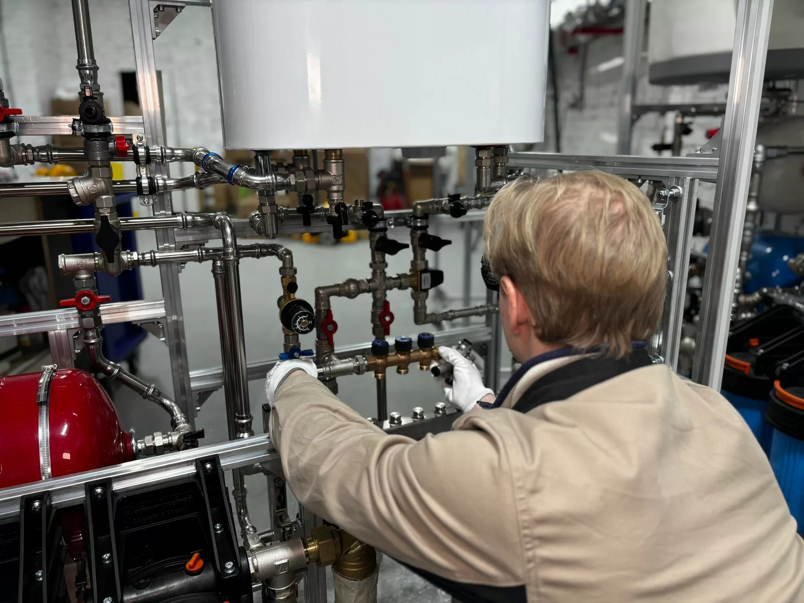 Évacuation des condensats d’une chaudière : siphon, pente et raccordement à contrôler