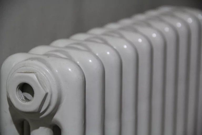 Radiateur chaud alors que le thermostat est éteint : inertie normale, vanne bloquée ou problème de régulation ? Radiateur chaud alors que le thermostat est éteint